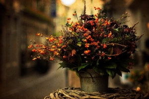Осенние букеты: из каких цветов составить и чем украсить
